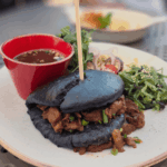 zestaw lunchowy BAO Z KACZKĄ - bułeczka drożdżowa z burgerem z kaczki, warzywa, sałatka wakame, sos hoisin - restauracja tajska Bankcook Poznań