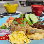 zestaw lunchowy KHAO KLUK KAPI - ryż smażony z pastą krewetkową, marynowany boczek, filet z miruny, omlet, marynowany imbir, orzechy nerkowca, mango, ogórek, czerwona cebula, szczypiorek, sałata i limonka - restauracja tajska Bankcook Poznań