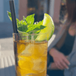 CHA MANAO – orzeźwiający napój na bazie aromatyzowanej herbaty ChaTraMue podawany z lodem i limonką - restauracja tajska Bankcook Poznań
