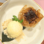 KHANOM MO KAENG – tradycyjny tajski pudding aromatyzowany prażoną cebulką, podawany z lodami waniliowymi i kruszonką - restauracja tajska Bankcook Poznań