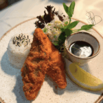 RYBKA NA CHRUPKO - panierowany filet z miruny, sos teriyaki, majonez, sałata, ogórek, ryż jaśminowy - restauracja tajska Bankcook Poznań
